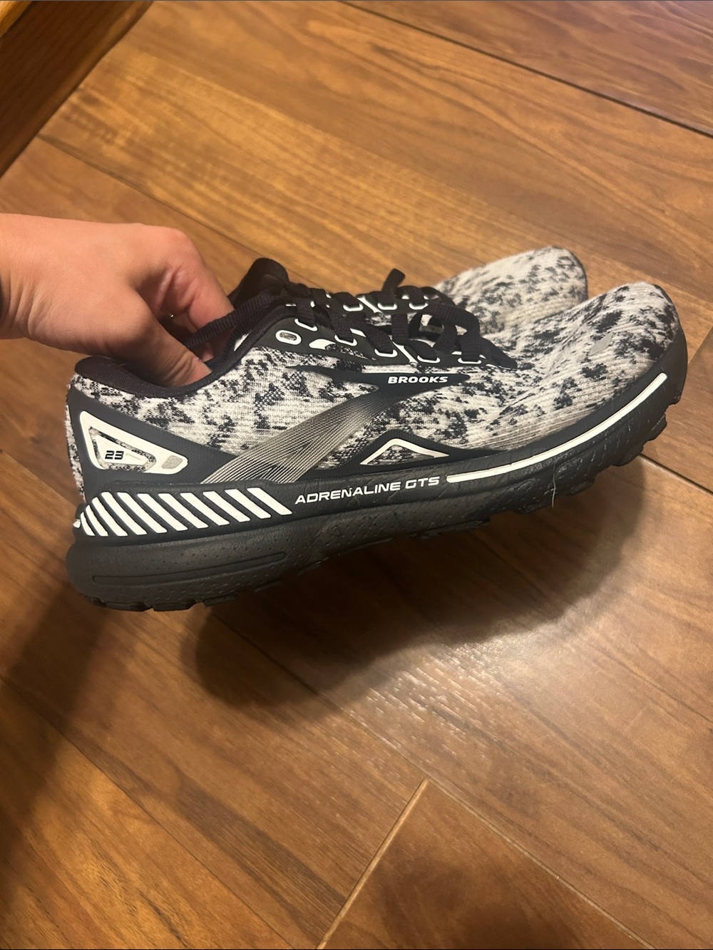 Black and white brooks womens 7 - Picture 3 of 7